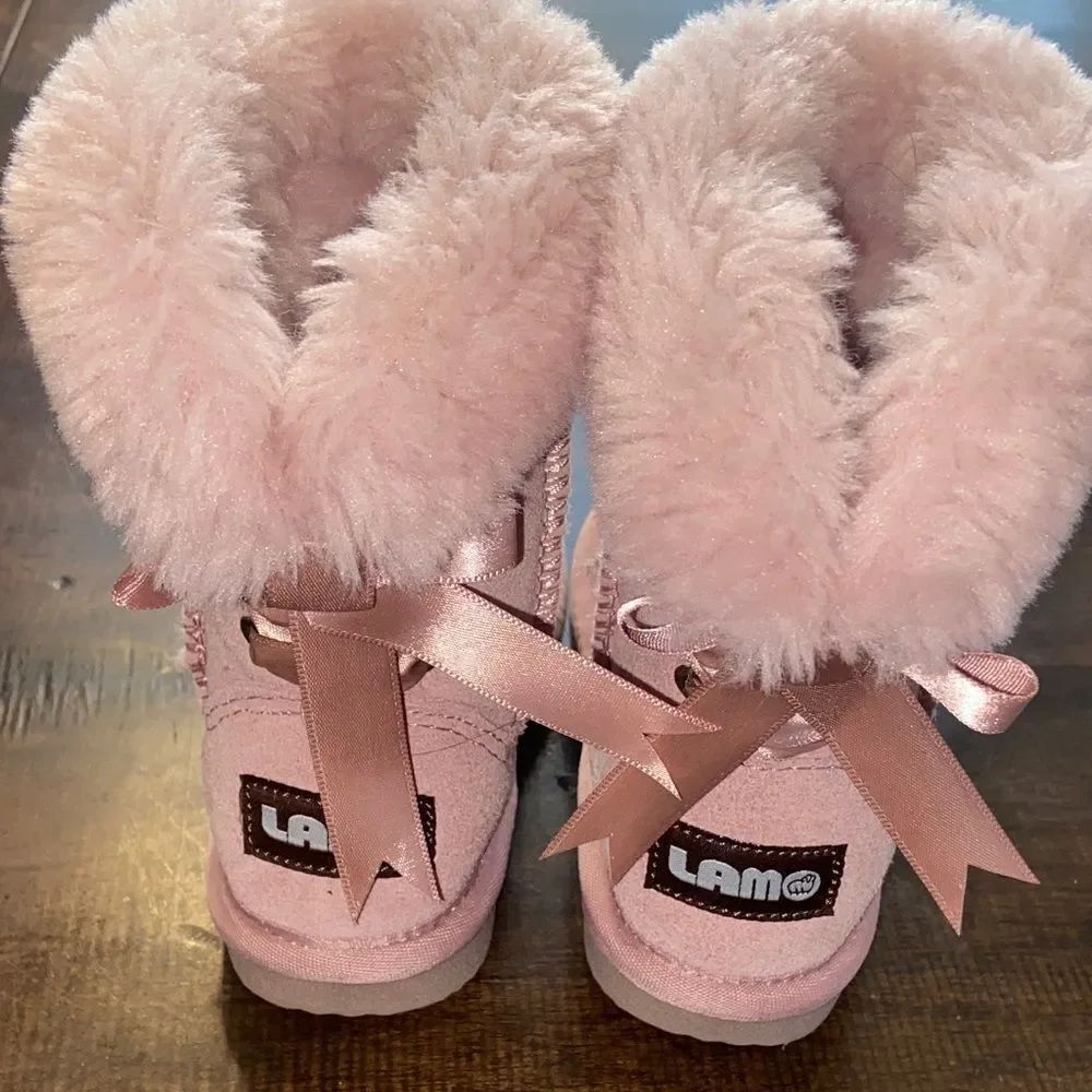 Lamo Kids Light Pink Furry Boots with bows girls size 7